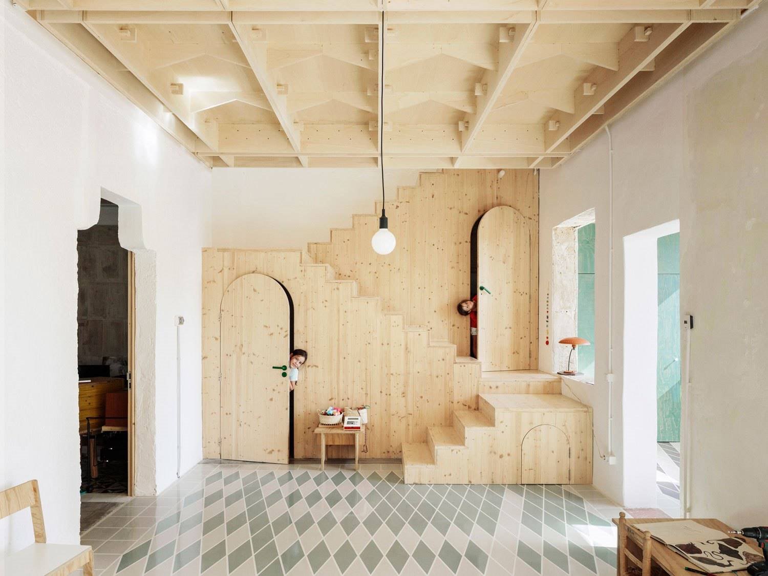 Casa con paredes de madera y baldosas hidraulicas en palma de mallorca