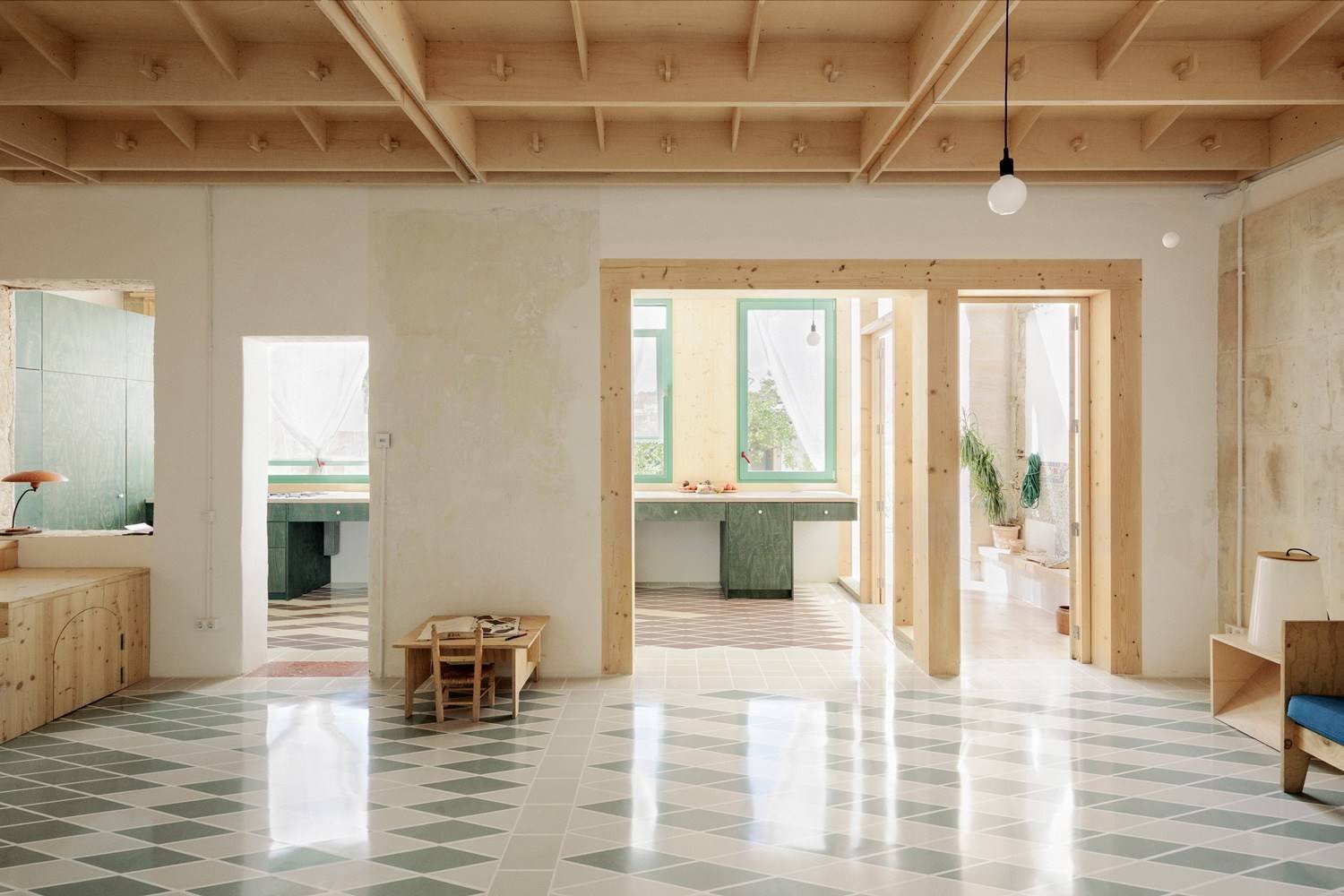 Casa en mallroca con suelos hidraulicos y muebles de madera