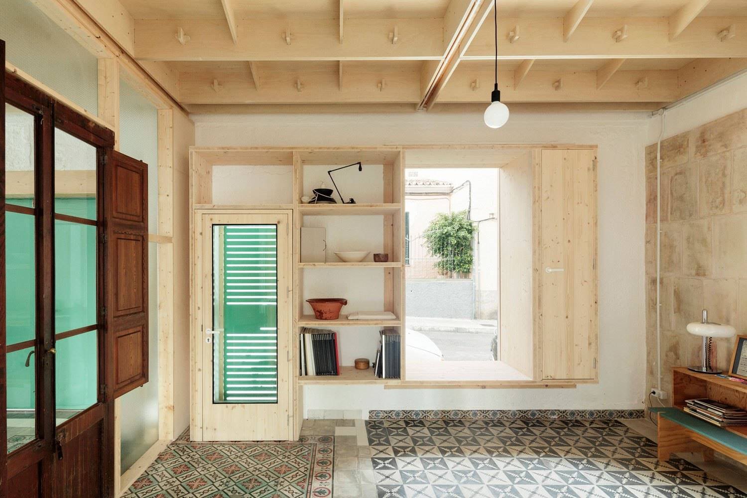 Casa en palma de mallorca con suelos hidraulicos y techos de madera