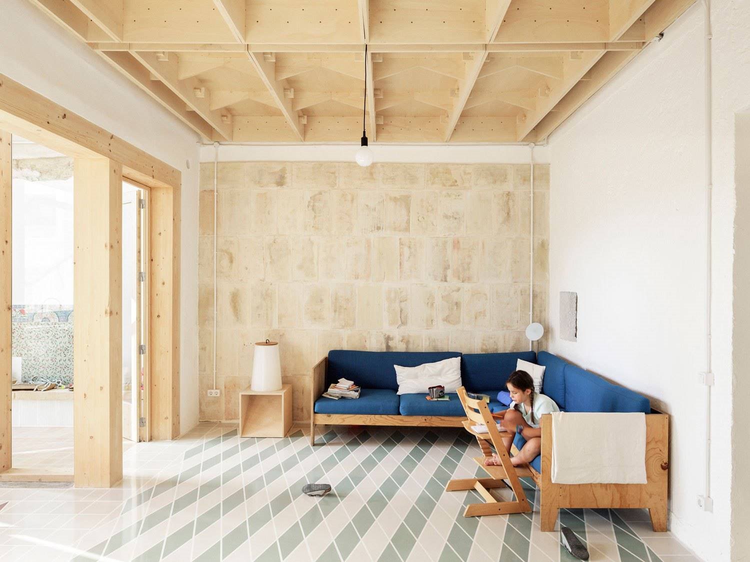 Casa en palma de mallorca con techos de madera y baldosas hidraulicas