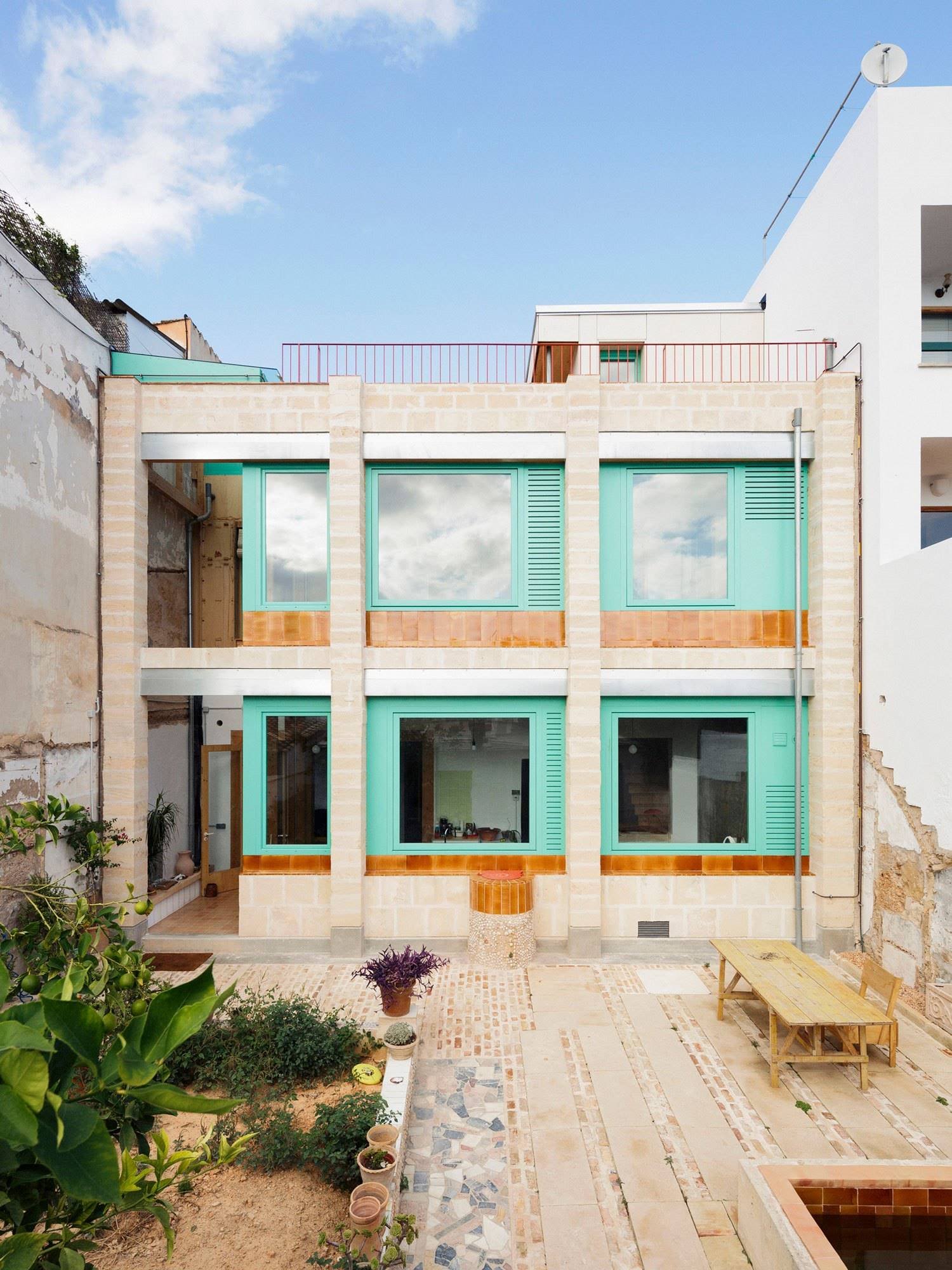 casa en palma de mallorca con ventanas de color azul turquesa