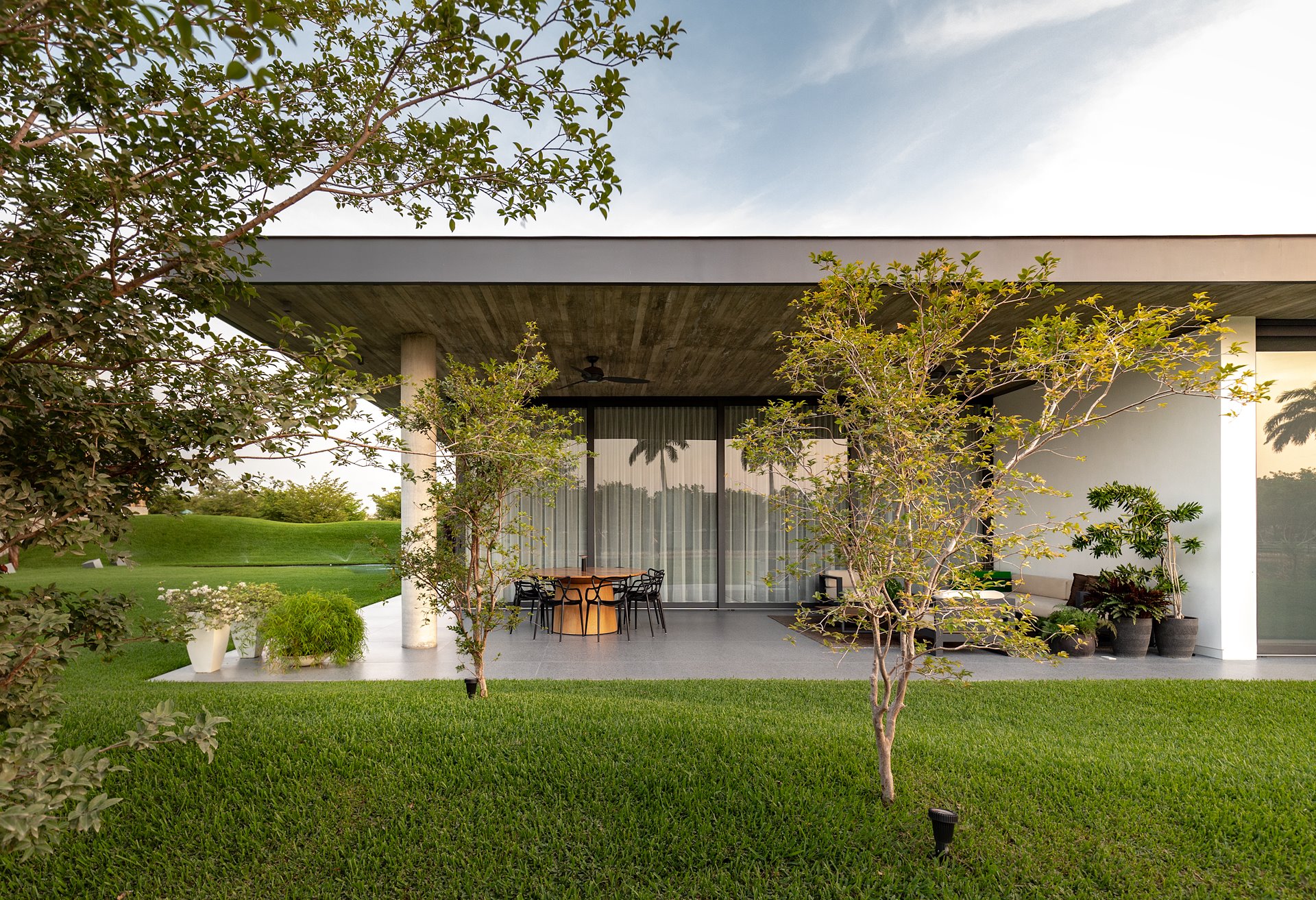Casa moderna con fachad de hormigon comedor exterior