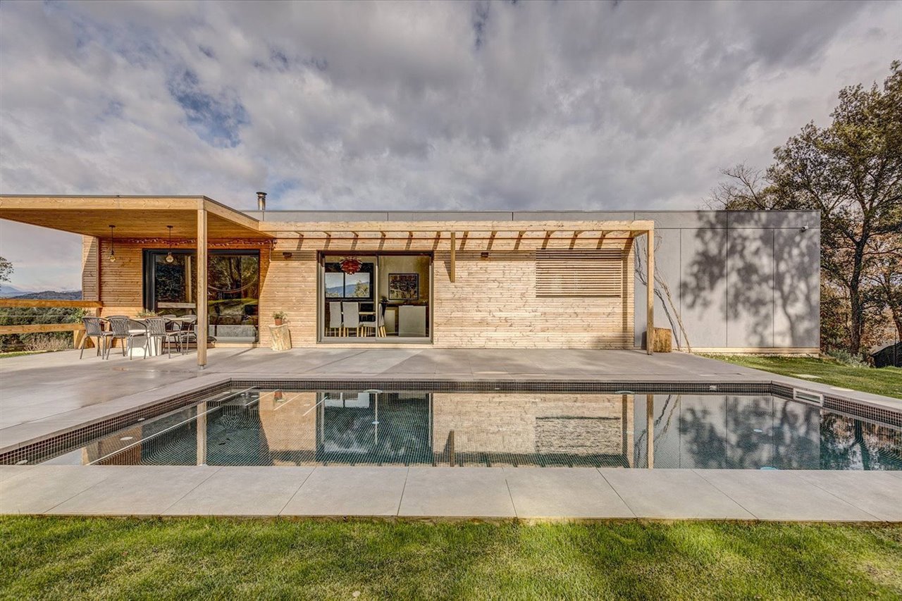 Casa prefabricada de madera en Girona diseñada por Ferran Badia y Arquitectura Ambiental para la firma Arquima.