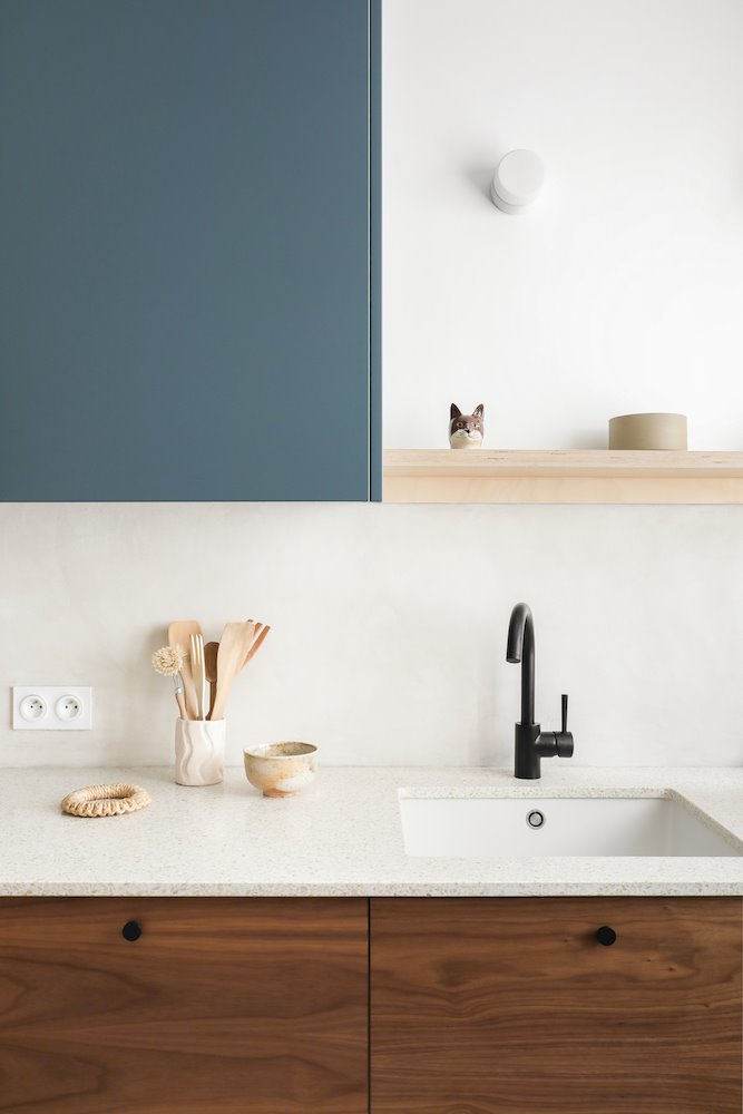 Cocina con mueble de color azul y encimera de granito