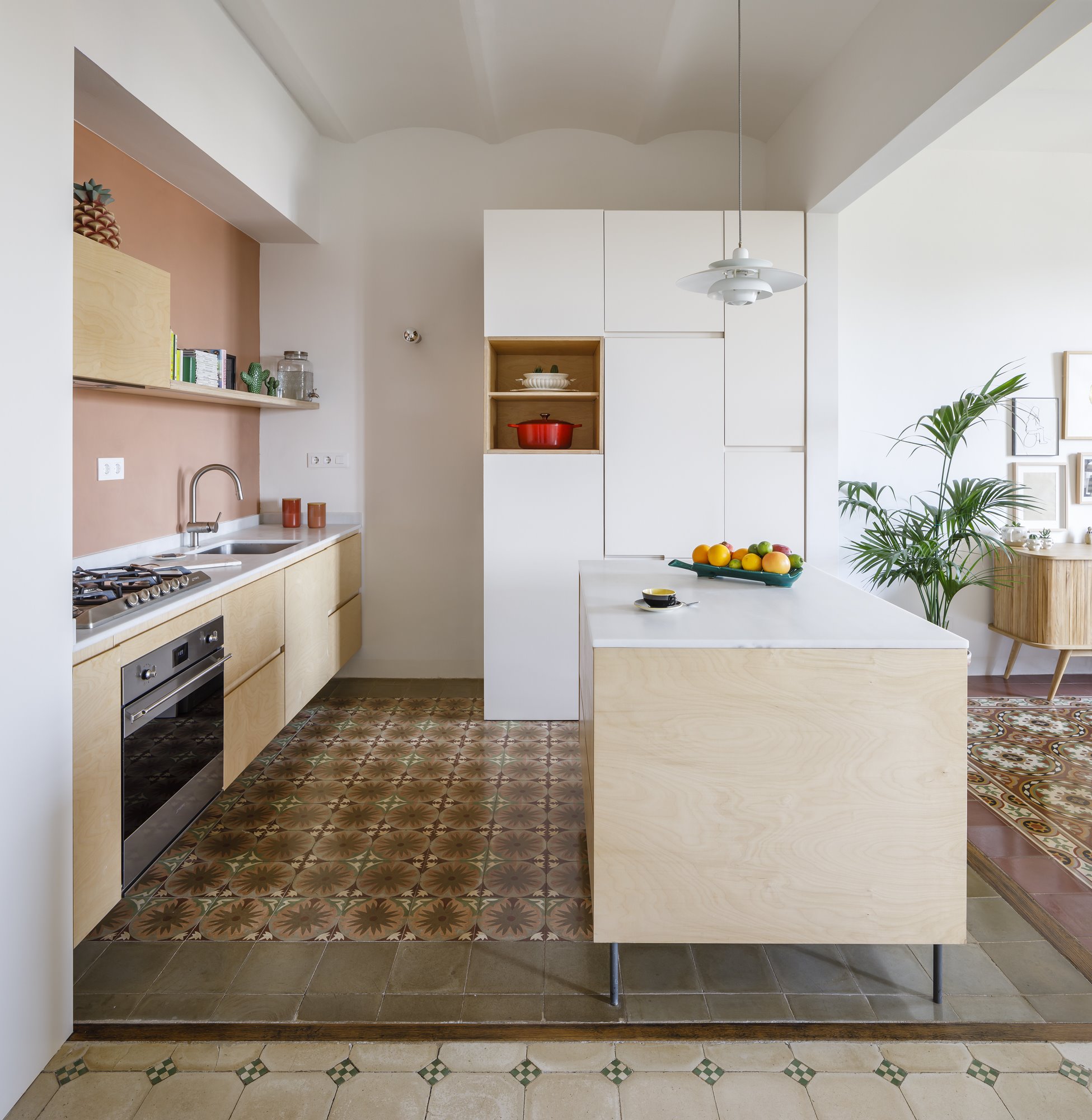 Cocina con suelo hidraulico de un piso en Barcelona