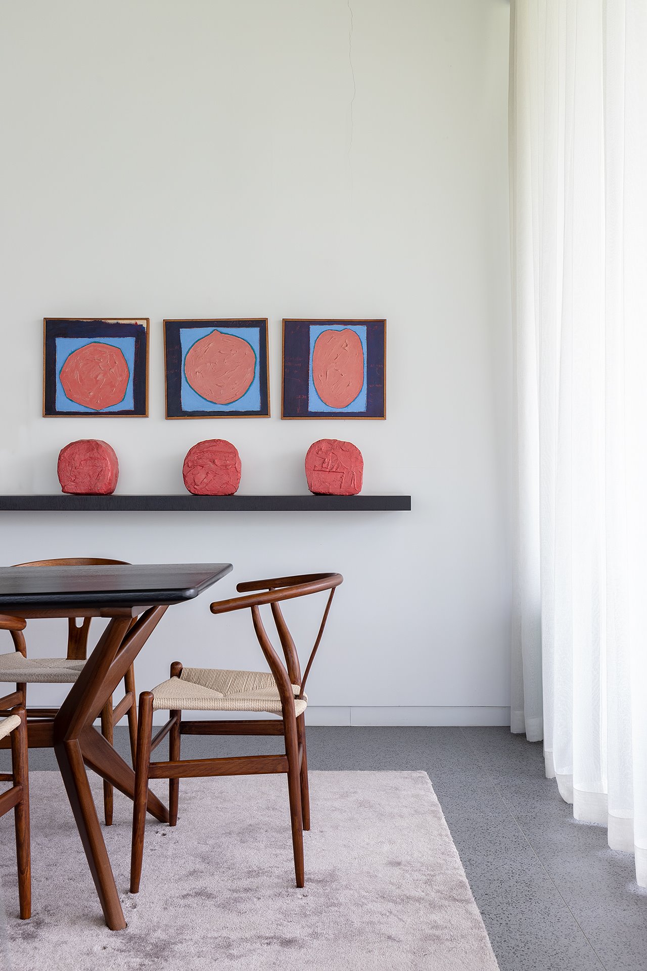 Comedor con pequeñas obras de arte de color rojo