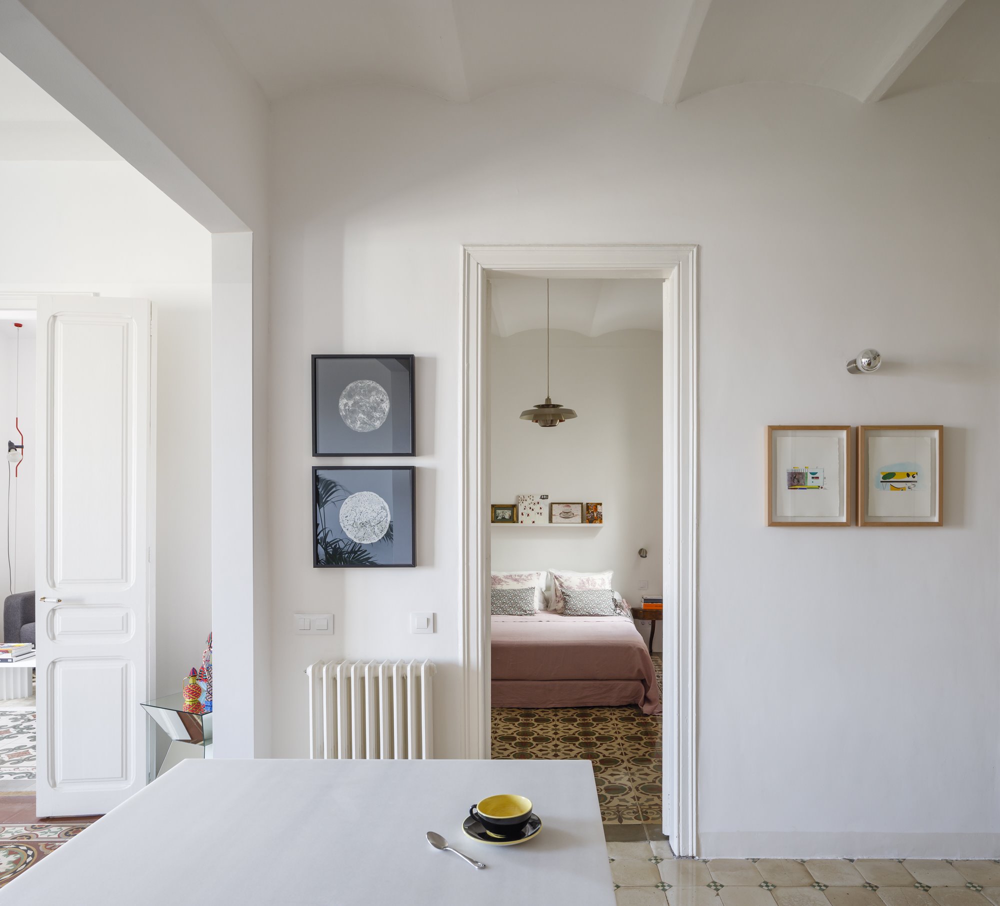 Comedor con puerta y radiador techo con vigas de un piso en Barcelona