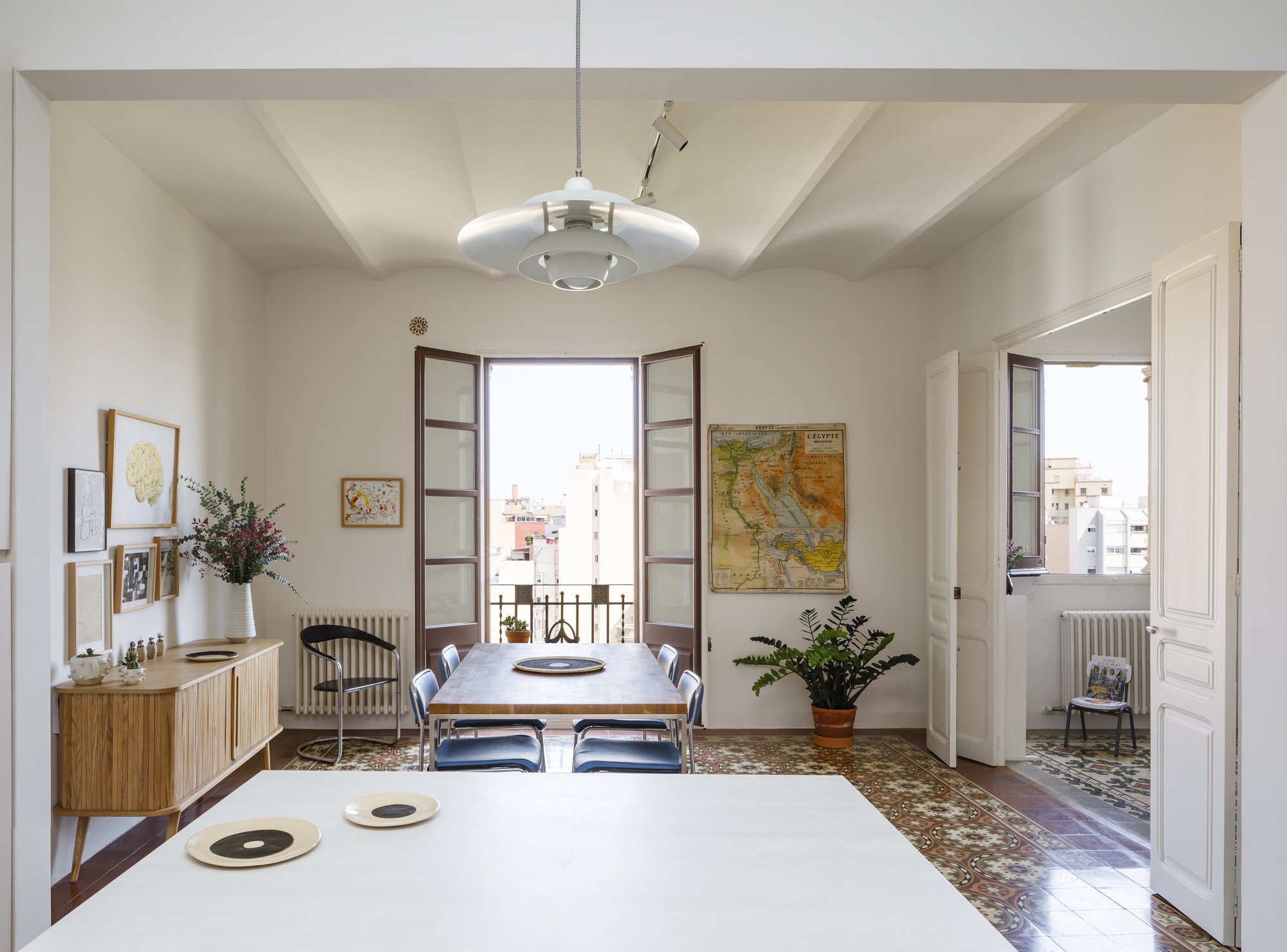 Comedor con terraza y suelo hidraulico  de un piso en Barcelona
