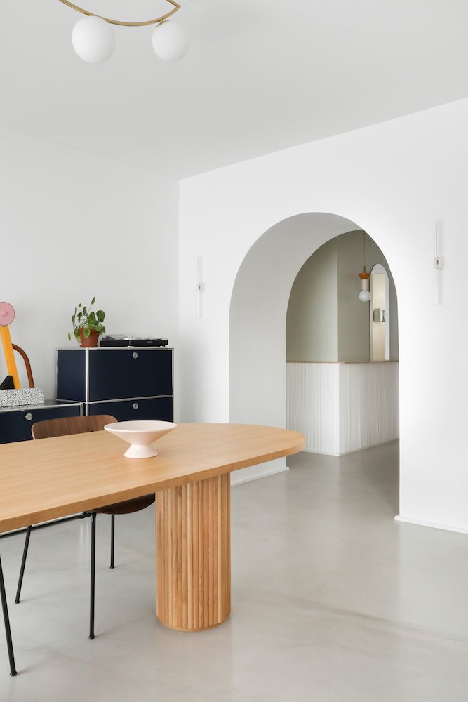 Comedor de un piso en Paris con puerta en forma de arco