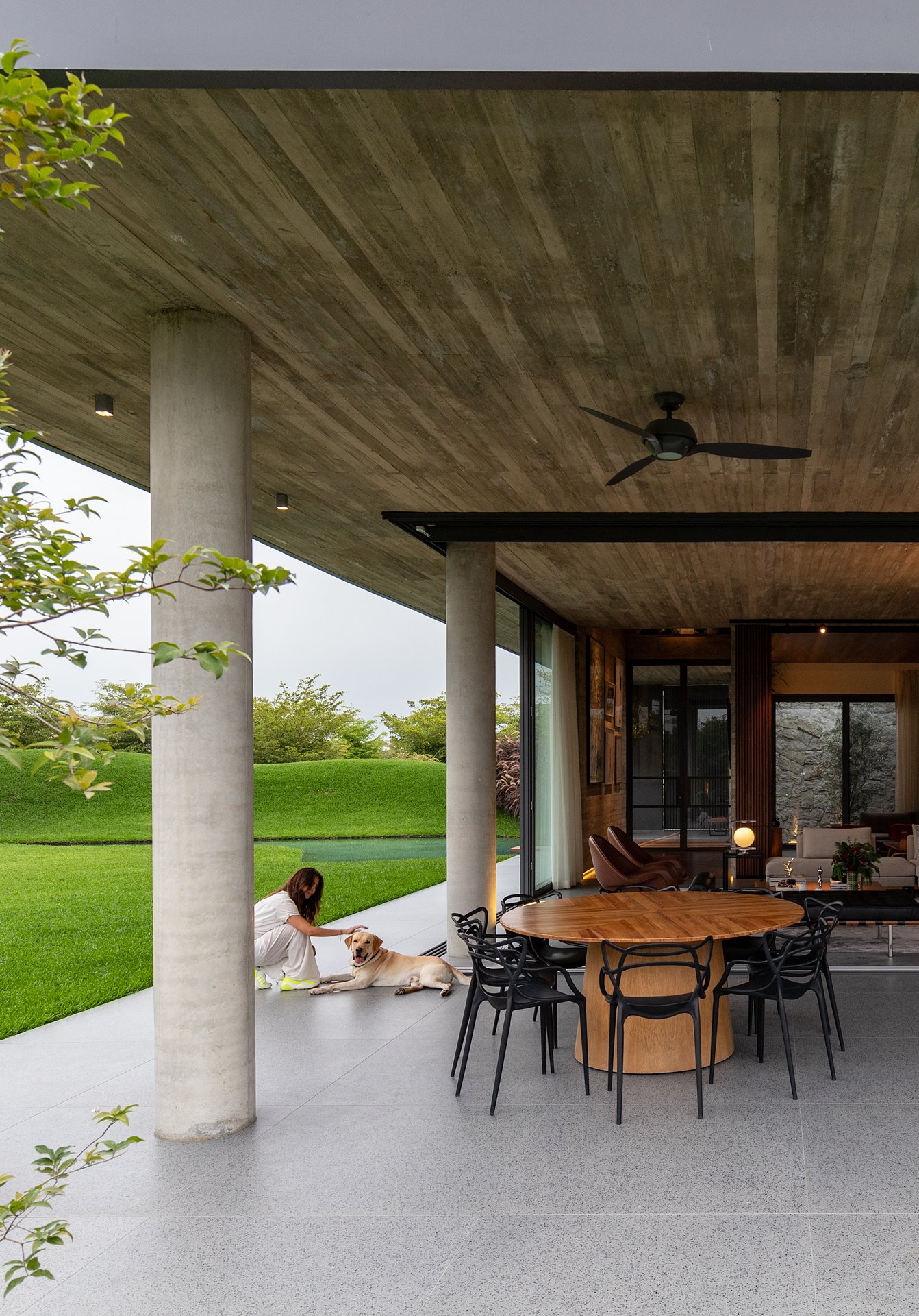 Comedor exterior con columnas de hormigon