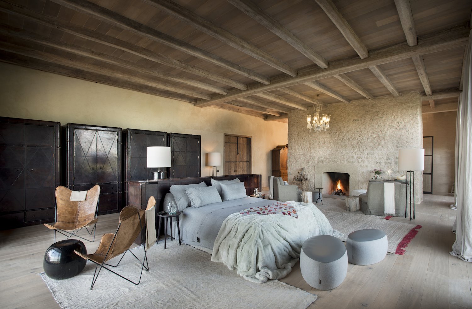 Dormitorio de una casa de piedra en mitad del campo