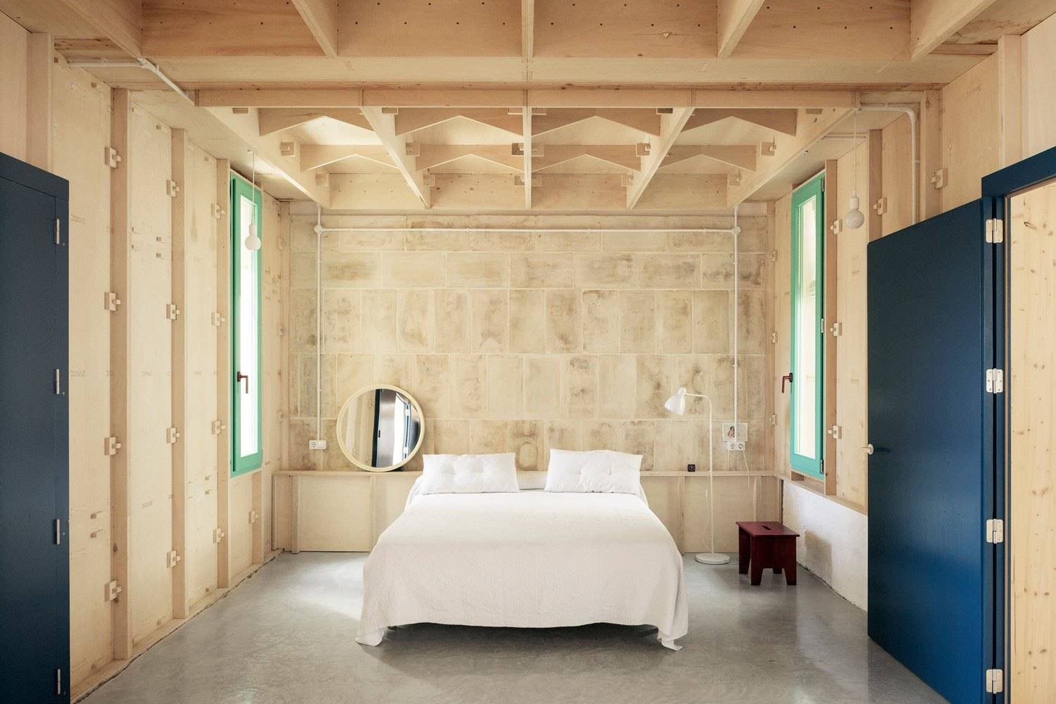 Dormitorio de una casa en mallorca con vigas de madera