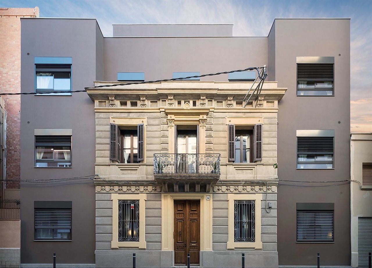 Edificio de viviendas prefabricadas entre medianeras en el barrio de Sants de Barcelona, de House Habitat.