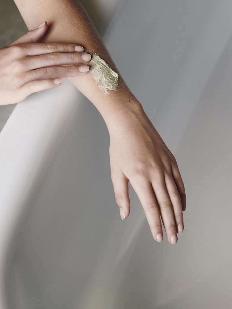 La exfolianción corporal ayuda a eliminar toxinas y una mayor regeneración de la piel