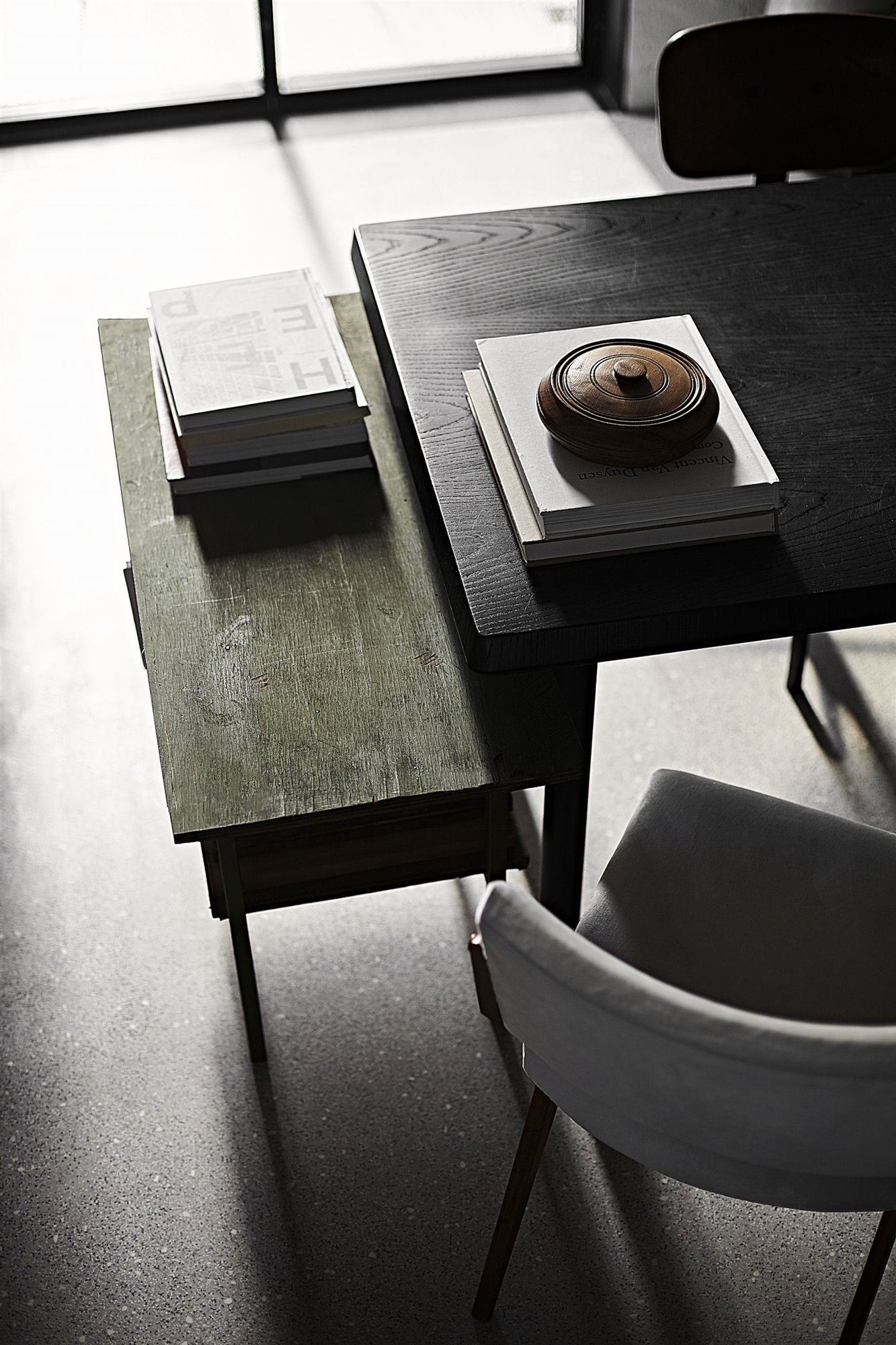 Mesa de comedor de color negro copia