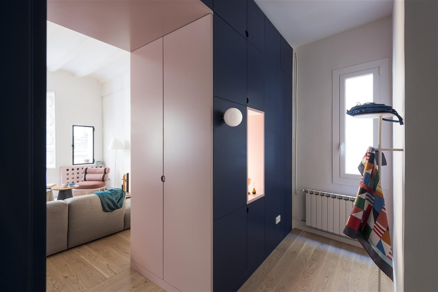 piso en barcelona con paredes de color rosa armarios pasillo