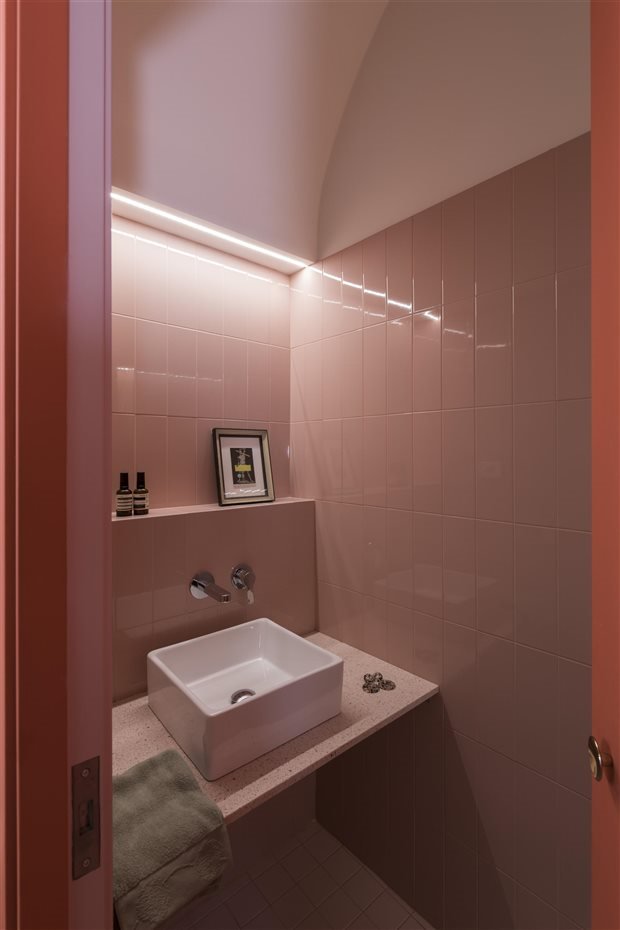 piso en barcelona con paredes de color rosa baño con baldosas