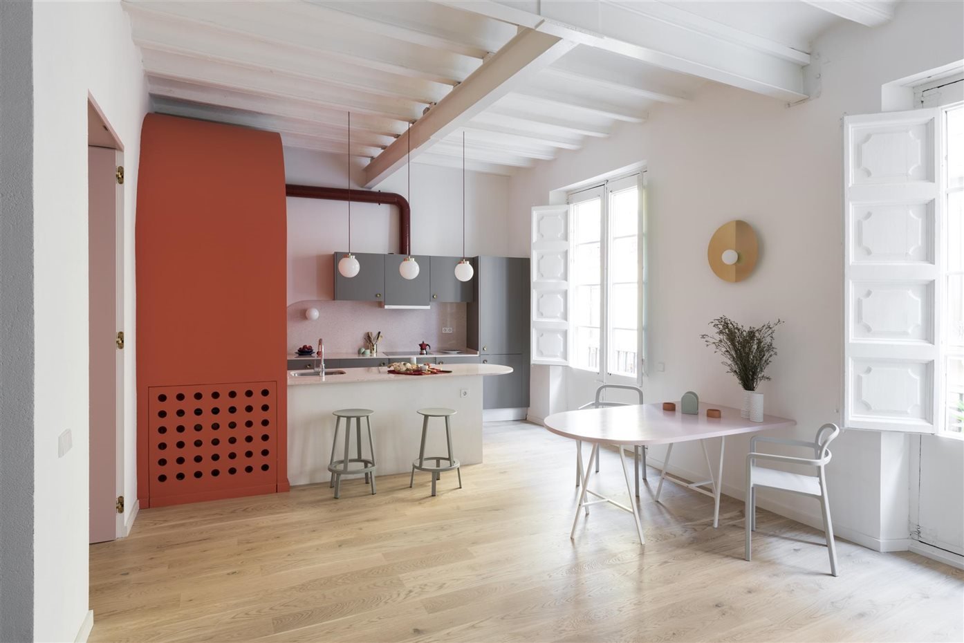 piso en barcelona con paredes de color rosa cocina de estilo industrial vigas gecho pintadas de color blanco