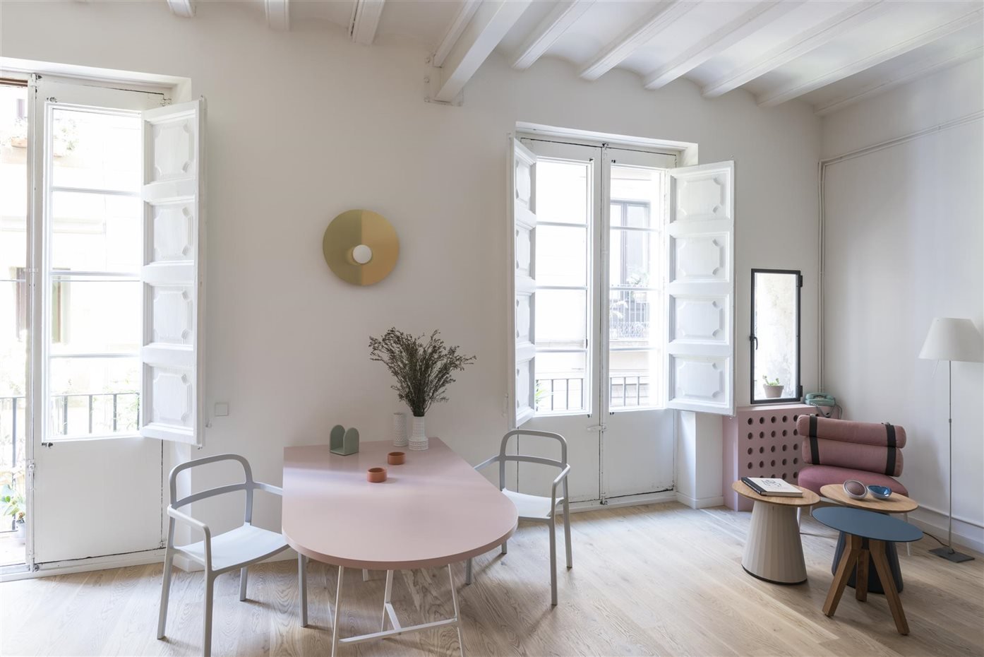 piso en barcelona con paredes de color rosa mesa plegable comedor