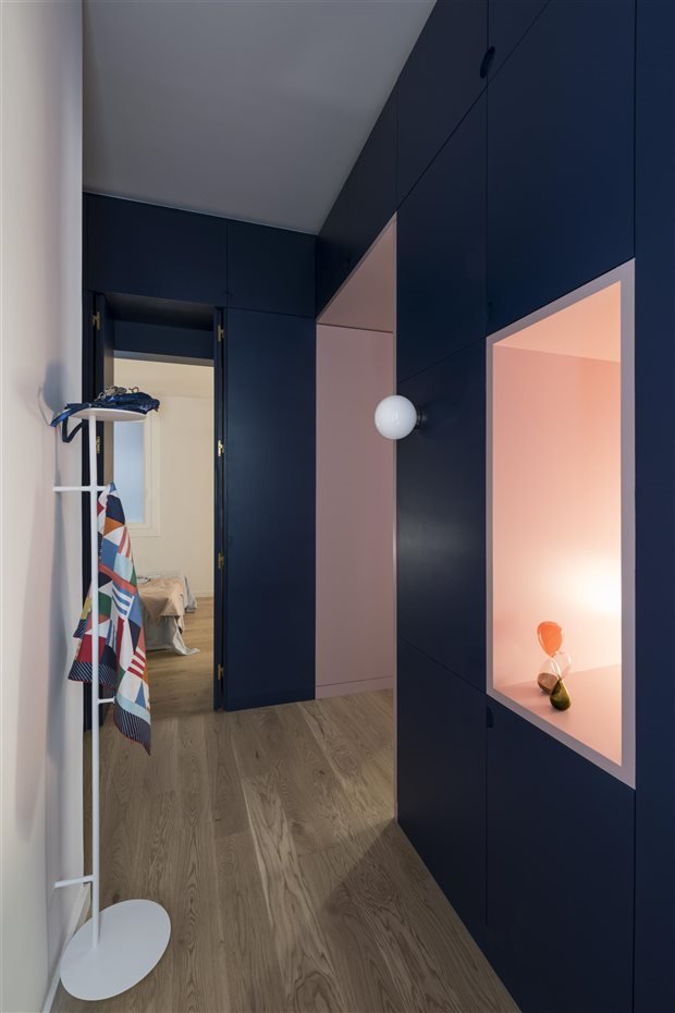 piso en barcelona con paredes de color rosa y azul pasillo con lamparas