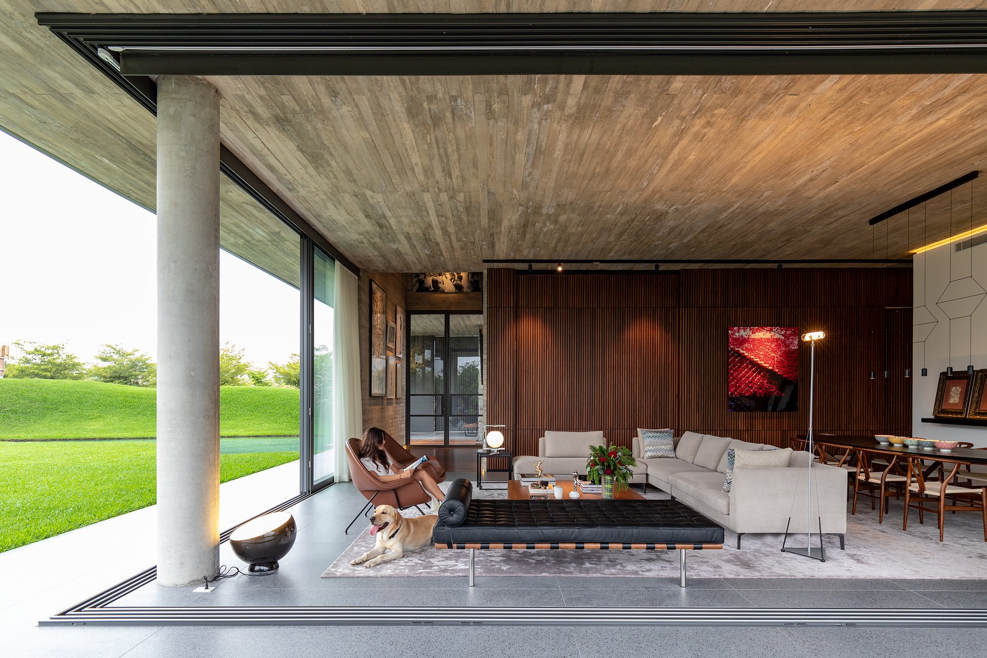 salon abierto con columnas de hormigon