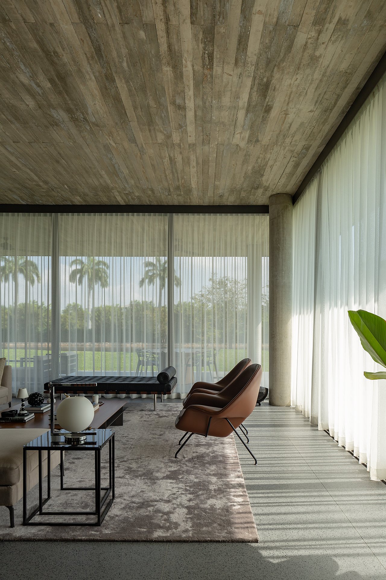 Salon con cortinas de una casa moderna con estructura de hormigon