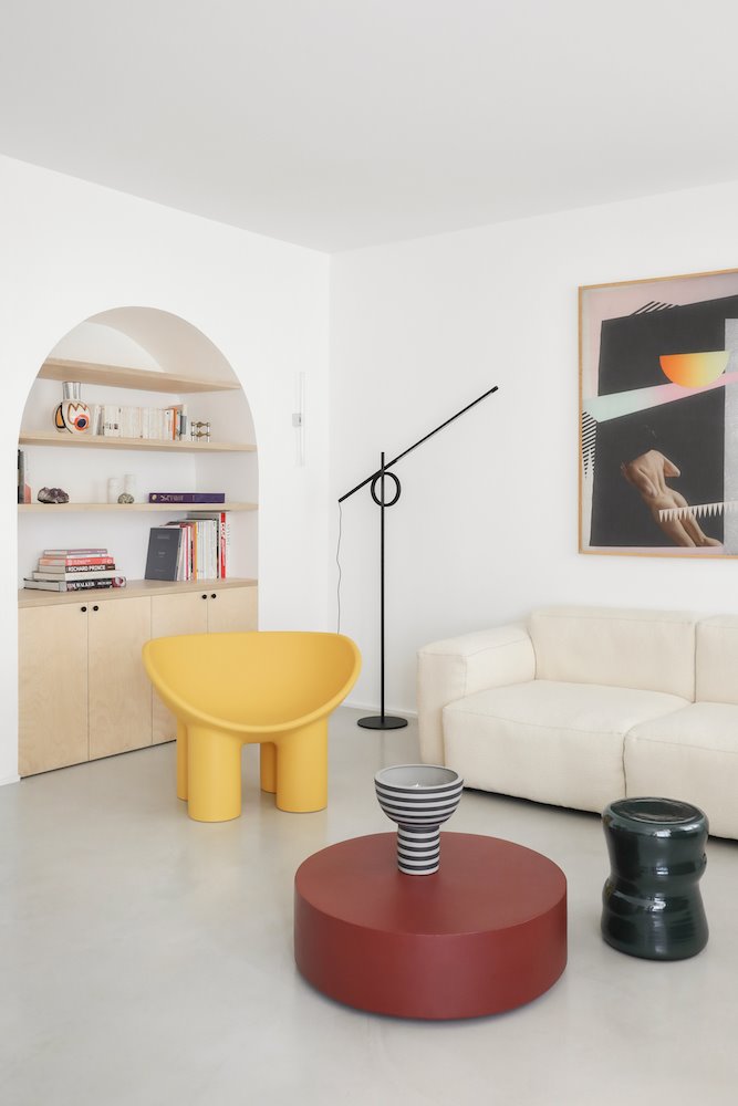 Salon con sofa blanco y butaca de color amarillo