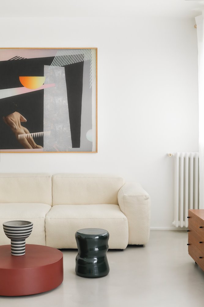 Salon con sofa de color blanco de un piso en paris