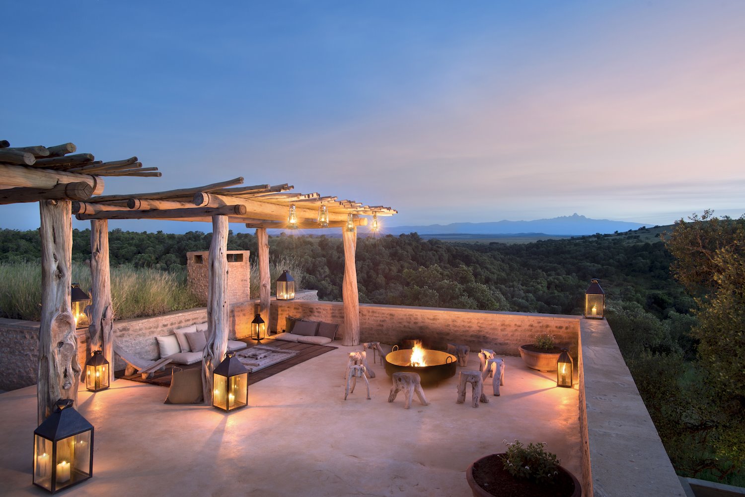Terraza con porche de madear de una casa en mitad del campo