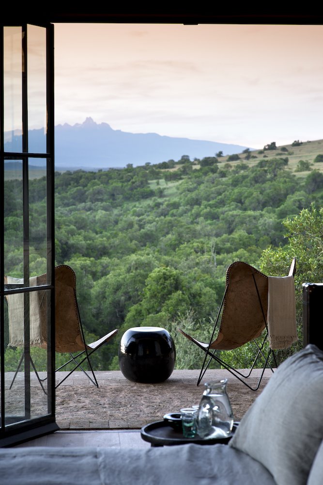 Terraza con sillas plegables de una casa en mitad del campo
