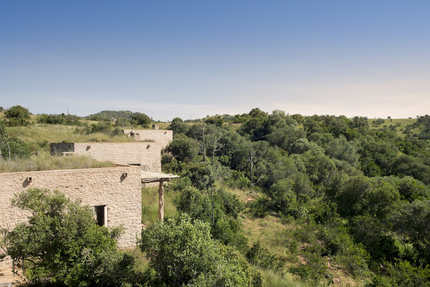Vistas de una casa con fachada de piedra en mitad del campo
