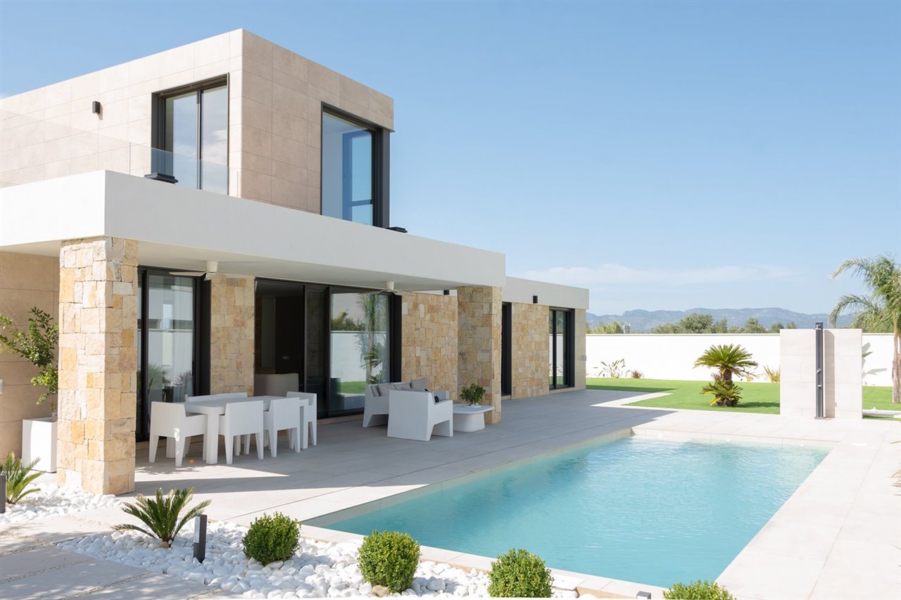 Vivienda modular de hormigón y acero en La Pobla de Vallbona (Valencia). Modelo Formentor, de InHAUS, firma especializada en casas prefabricadas de hormigón y casas modulares.