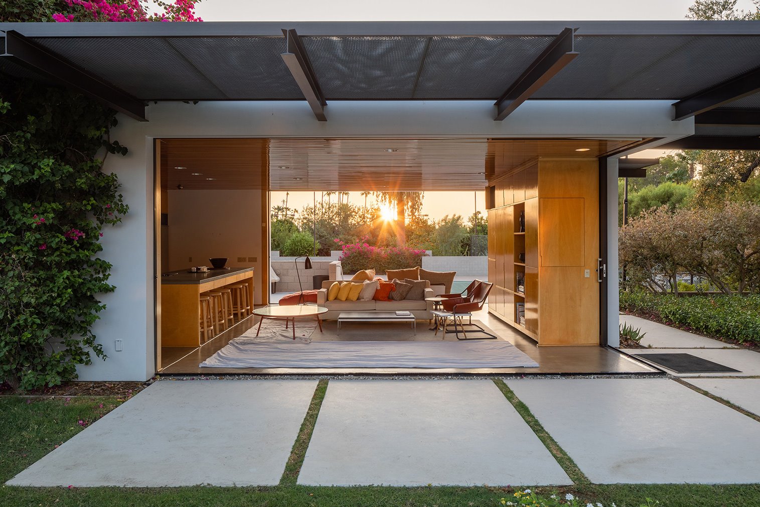 Casa Kaufmann de Richard Neutra en Palm Springs salon abierto al jardin