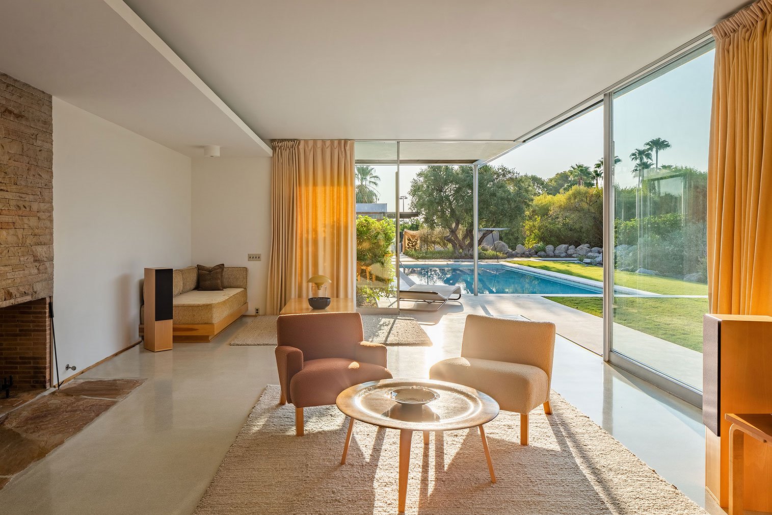 Casa Kaufmann de Richard Neutra en Palm Springs salon con dos butacas y vistas a la piscina exterior