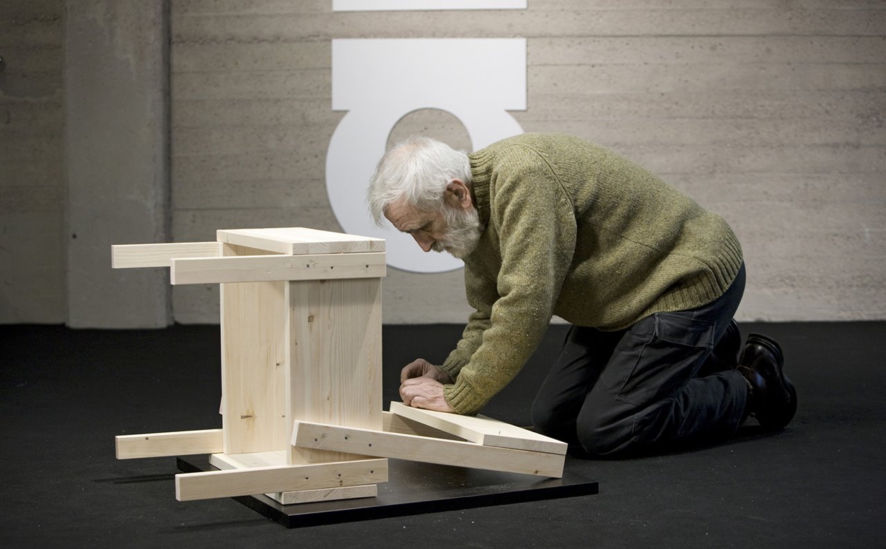 Enzo Mari practicando con el ejemplo: montando su Silla 1, editada por Artek.