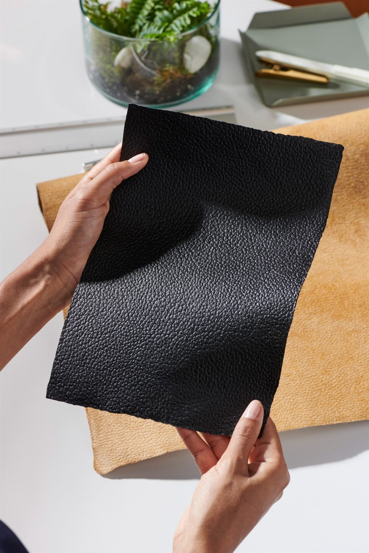 Mylo es una alternativa al cuero fabricada por la empresa de biotecnología Bolt Threads.