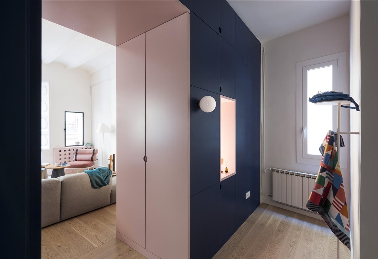 Un gran armario a medida azul y rosa protagoniza la casa-vestidor de una profesional de la moda