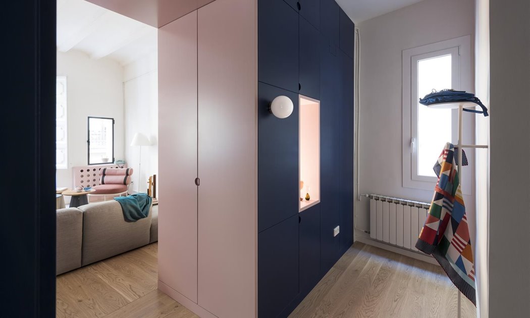 Un gran armario a medida azul y rosa protagoniza la casa-vestidor de una profesional de la moda
