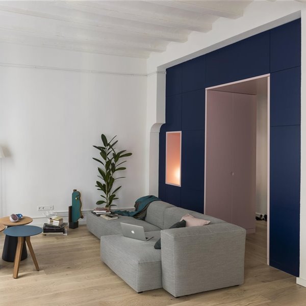 Un gran armario a medida azul y rosa protagoniza la casa-vestidor de una profesional de la moda
