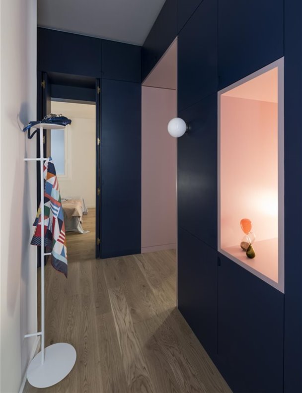 Un gran armario a medida azul y rosa protagoniza la casa-vestidor de una profesional de la moda