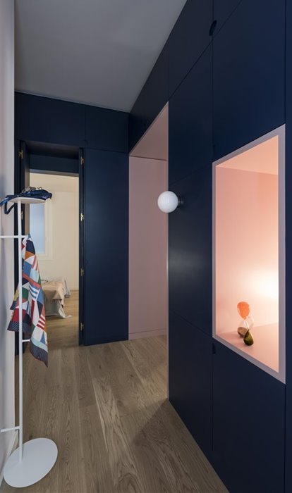 Un gran armario a medida azul y rosa protagoniza la casa-vestidor de una profesional de la moda