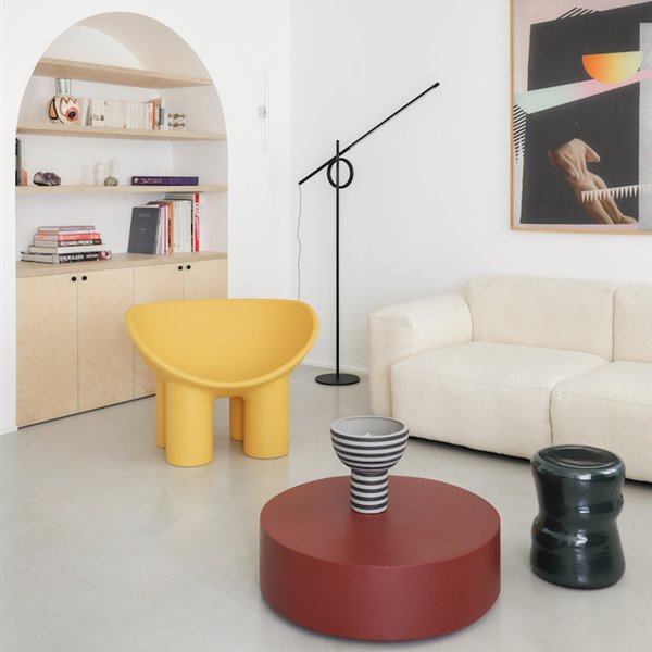 Salon con sofa blanco y butaca de color amarillo