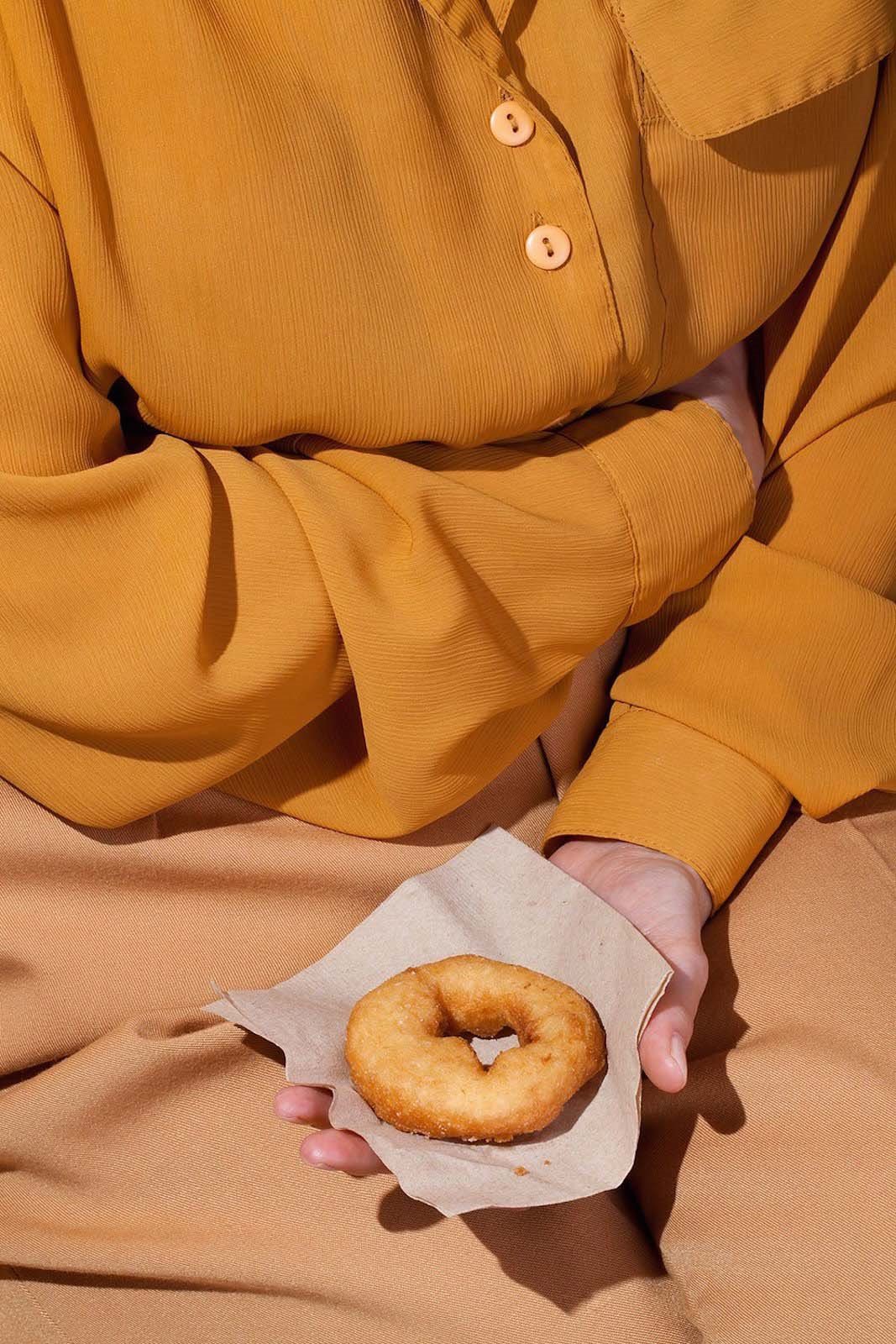 Wardrobe Snacks foto kelsey-mcclellan donut naranja