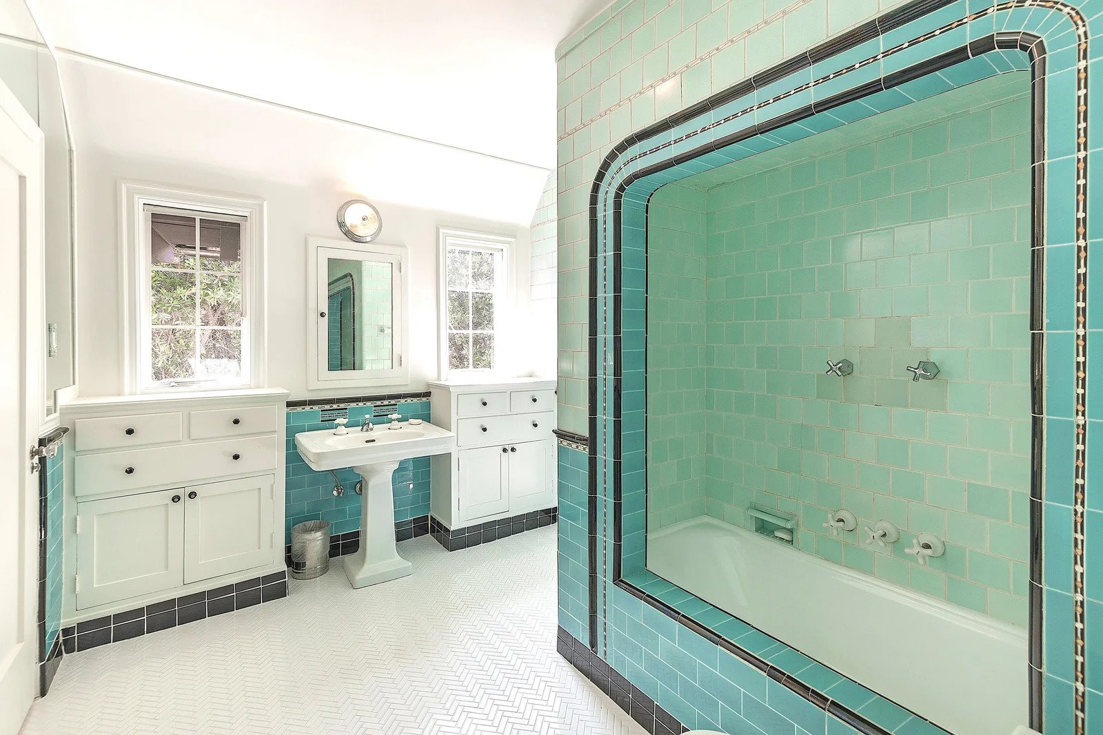 Baño con azulejos de color verde turquesa casa de Armie Hammer call me by your name y Rebecca