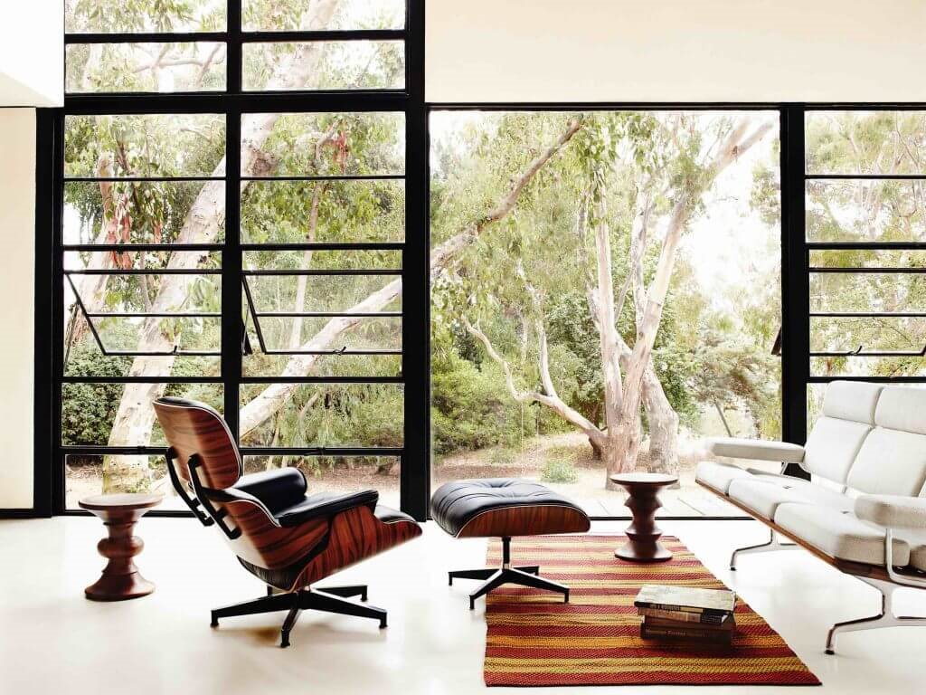 Charles y Ray Eames son los diseñadores por excelencia de esta generación, ellos mejor que nadie supieron conjugar arte, diseño y funcionalidad en una misma pieza como su famosa lounge chair con otomana.