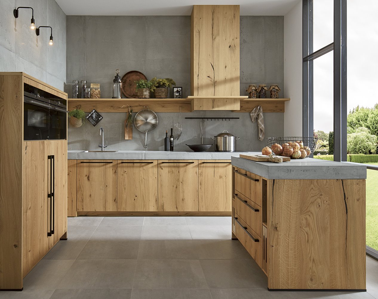El estilo country y urbano se dan la mano en esta propuesta con superficies de trabajo con acabado cemento y muebles de laminado rústico.
