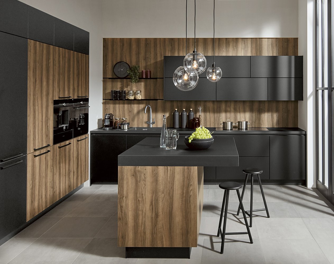 La combinación de materiales y texturas es tendencia en la cocina. Esta propuesta de Roca combina la laca ultramate con laminados de madera en los frentes.