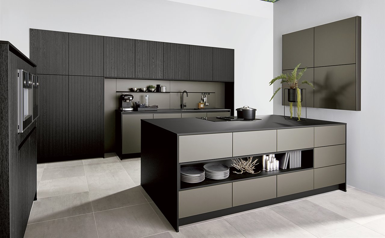 Las cocinas Roca se diseñan a medida del espacio para ofrecer la máxima integración y aprovechamiento. Modelo con acabado laca ultramate.