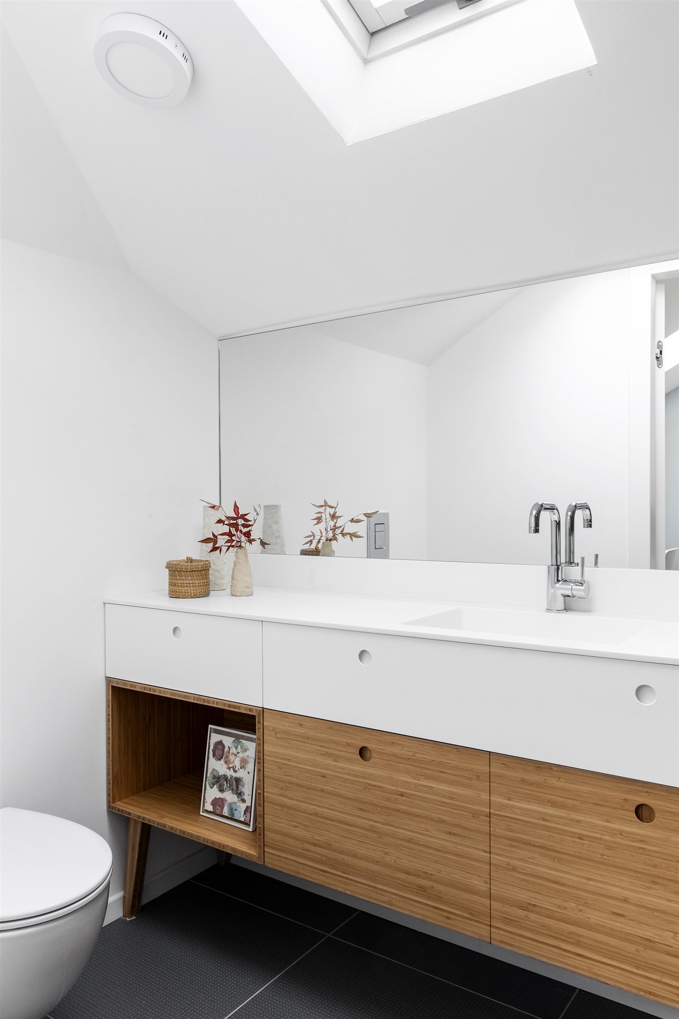 Baño con muebles de acabado de madera