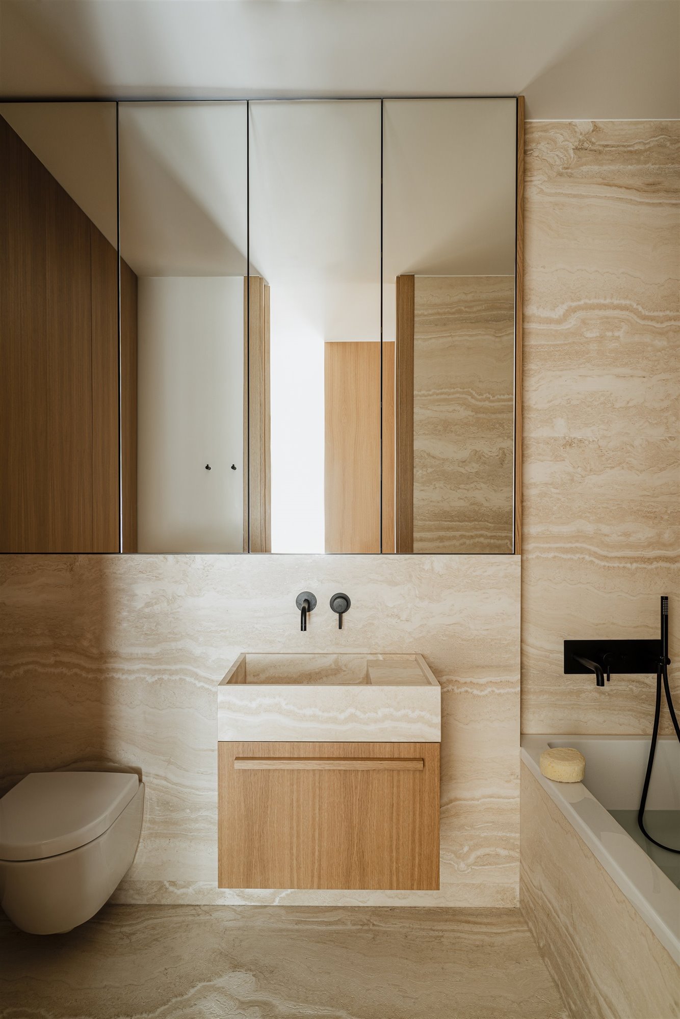 Baño con piedra de color marron